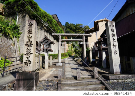Kyoto Keage Hyuga Daijingu Shrine and Seiryuzan entrance road (Sanjo-dori) (Autumn) Kyoto Keage Hyuga Daijingu Shrine and Seiryuzan entrance road (Sanjo-dori) (Autumn) 96841424