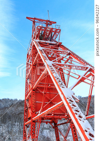 北海道美唄市，煤礦紀念森林公園積雪覆蓋的提昇機[12月] 96842227