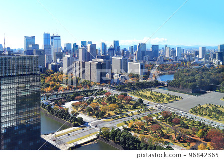 皇宮前的廣場和首都東京的摩天大樓 皇宮前的廣場和首都東京的摩天大樓 96842365