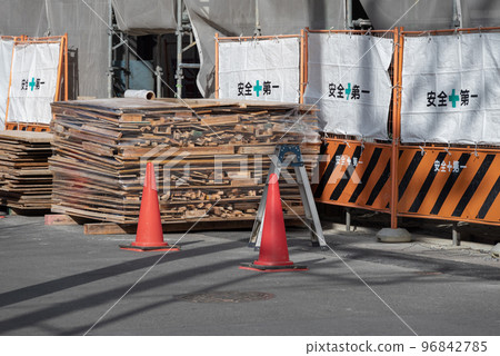 Removal of formwork used in formwork construction Removal of formwork used in formwork construction 96842785