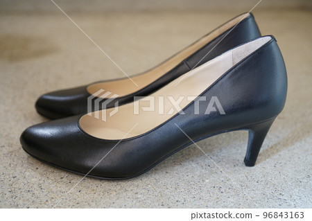 Black pin heel pumps 6 cm heel 96843163