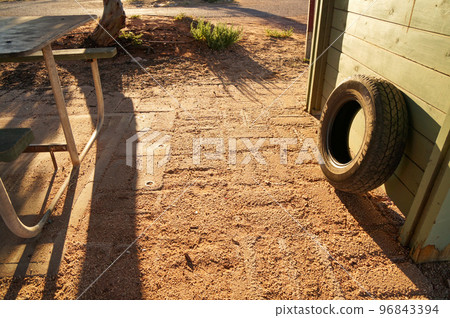 輪胎放在公園的一角 96843394