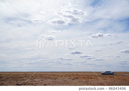無盡的地平線和汽車景觀 無盡的地平線和汽車景觀 96843406