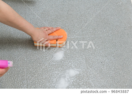 [Middle housewife cleaning the bathroom floor with bubbles] 96843887