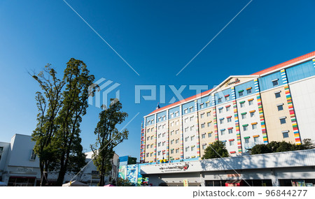 日本樂高樂園酒店晴朗的冬季藍天愛知縣名古屋市 日本樂高樂園酒店晴朗的冬季藍天愛知縣名古屋市 96844277