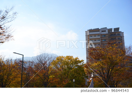 隱藏在秋葉中的更倉山 96844543