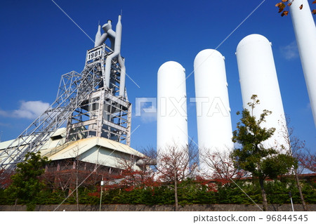 漂浮在秋葉中的東田一號高爐 96844545