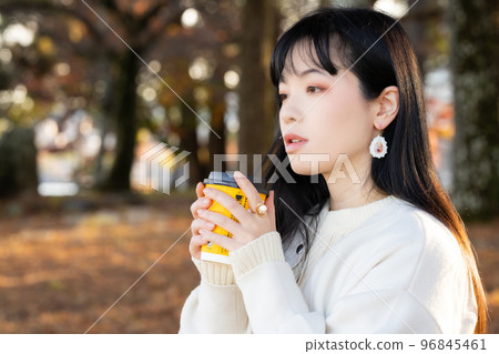 喝熱飲的女人 96845461