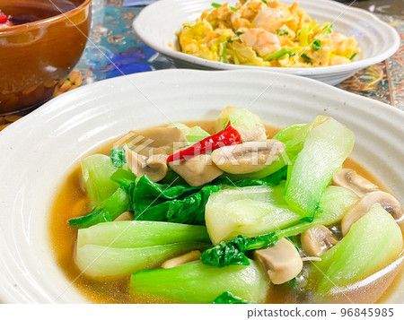 中式家常菜炒小青菜(中式炒白菜蘑菇) 中式家常菜炒小青菜(中式炒白菜蘑菇) 96845985