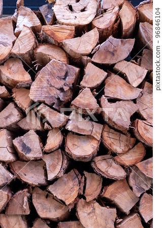 堆積的木柴 96846104