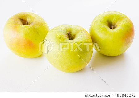 白色背景上的群馬滿月 96846272