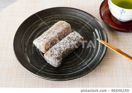 Walnut yubeshi and tea 96846289