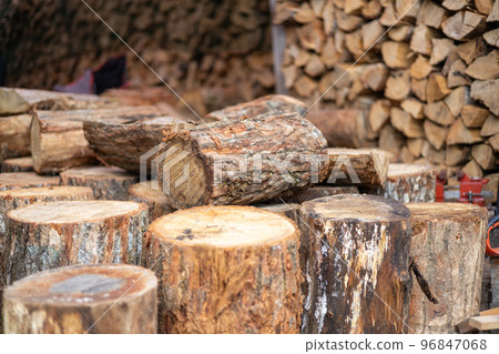 木柴爐用的原木和成堆的木柴 96847068