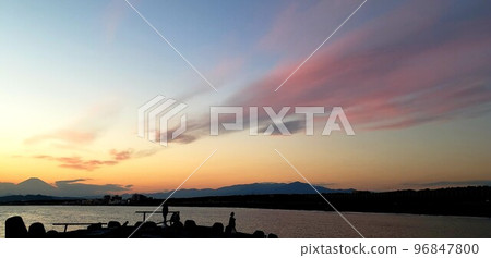 神奈川縣深秋從茅崎海岸岬看到的日落[11月] 96847800