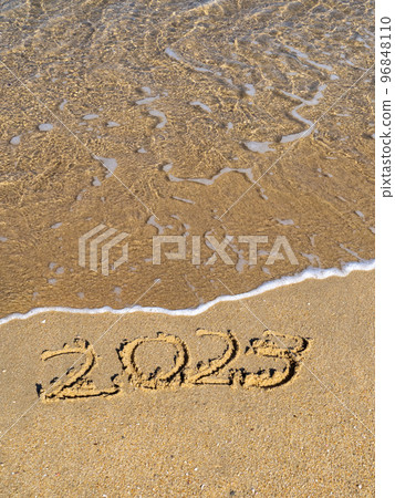 寫在沙灘上的字母“2023”。 寫在沙灘上的字母“2023”。 96848110