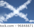在美麗的藍天中漂浮著 "x" 形狀的蓬鬆雲 96848871