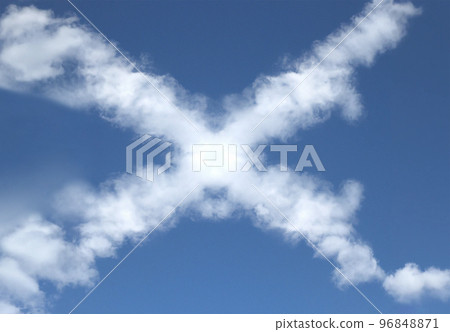 在美麗的藍天中漂浮著 "x" 形狀的蓬鬆雲 在美麗的藍天中漂浮著 "x" 形狀的蓬鬆雲 96848871