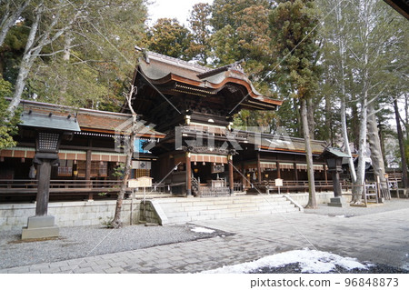 諏訪大社(下神社)沒有本宮。相反,在晴宮,古老的杉樹被用作神樹。 諏訪大社(下神社)沒有本宮。相反,在晴宮,古老的杉樹被用作神樹。 96848873