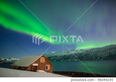 綠色窗簾，太空饋贈，小屋峽灣，海邊風光，與自然共生 96849285