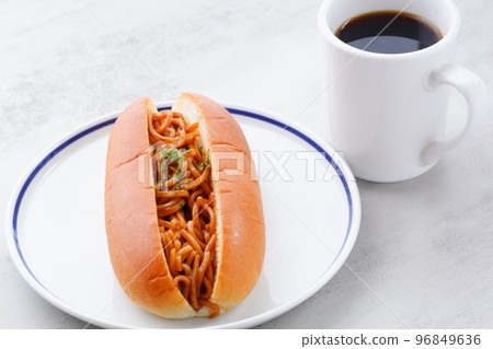 醬炒麵麵包和咖啡午餐 96849636