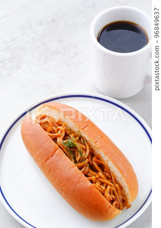 醬炒麵麵包和咖啡午餐 96849637