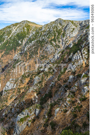 從長野縣中央阿爾卑斯山的三之澤山看到的木曾駒岳 96849866