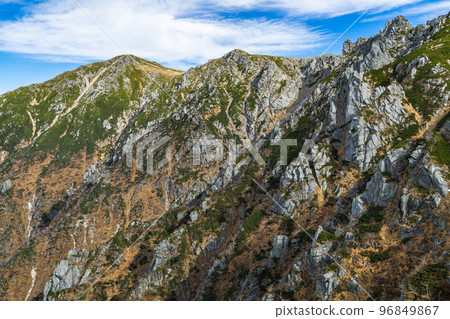 從長野縣中央阿爾卑斯山的三之澤山看到的木曾駒岳 96849867