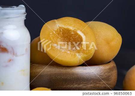 Orange-colored ripe apricot cut into pieces 96850063