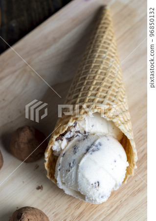 Sweet ice cream with chocolate pieces 96850132