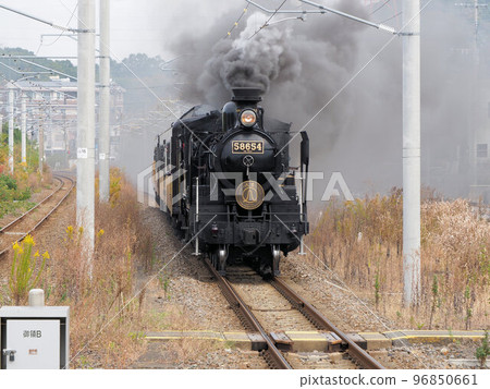 進入熊本縣宇岐市不知火町禦陵松本站的蒸汽機車人吉100週年紀念列車 96850661