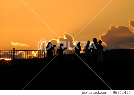 Sunset seen from Sunset Beach in Miyakojima and people watching the sunset Sunset seen from Sunset Beach in Miyakojima and people watching the sunset 96851435