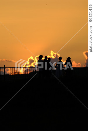 Sunset seen from Sunset Beach in Miyakojima and people watching the sunset Sunset seen from Sunset Beach in Miyakojima and people watching the sunset 96851436