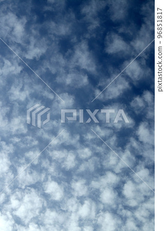 Autumn sky, sardine cloud (saba cloud, sardine cloud) shape vertical position image. Autumn sky, sardine cloud (saba cloud, sardine cloud) shape vertical position image. 96851817