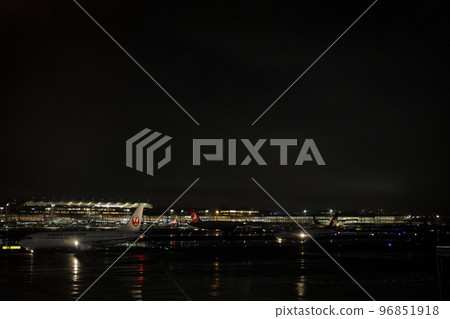 雨夜的跑道光機場和跑道的夜景 96851918