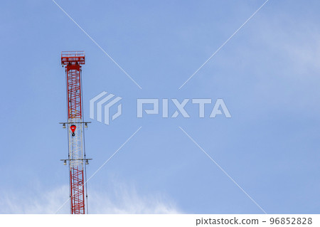 舒展入藍天的建造場所起重機 舒展入藍天的建造場所起重機 96852828