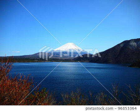 Scenery of Mt. Fuji with emphasis on blue 96853364
