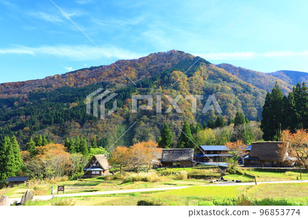 相倉合掌造村紅葉景色 相倉合掌造村紅葉景色 96853774