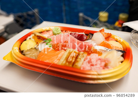 新幹線的海鮮蓋飯車站便當 96854289