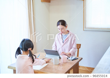 Telework mother and girl drawing Telework mother and girl drawing 96855014