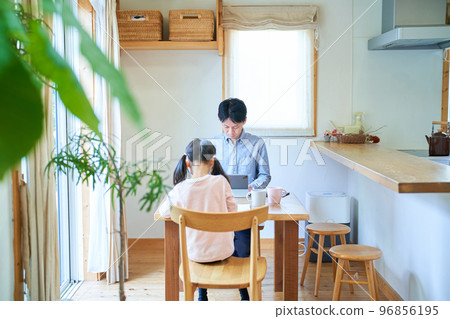 一個女孩和遠程工作的父親一起畫畫 一個女孩和遠程工作的父親一起畫畫 96856195