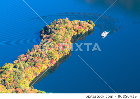 "Tochigi Prefecture" Haccho Dejima of autumn leaves / Lake Oku-Nikko Chuzenji in autumn "Autumn leaves at its peak" "Tochigi Prefecture" Haccho Dejima of autumn leaves / Lake Oku-Nikko Chuzenji in autumn "Autumn leaves at its peak" 96856419