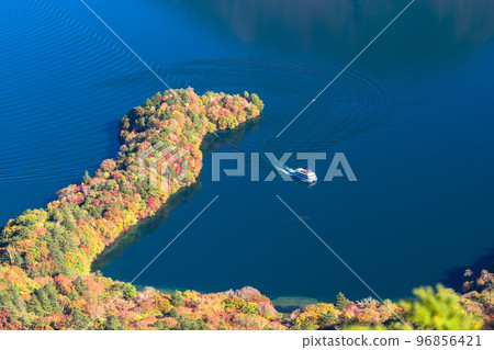 "Tochigi Prefecture" Haccho Dejima of autumn leaves / Lake Oku-Nikko Chuzenji in autumn "Autumn leaves at its peak" "Tochigi Prefecture" Haccho Dejima of autumn leaves / Lake Oku-Nikko Chuzenji in autumn "Autumn leaves at its peak" 96856421