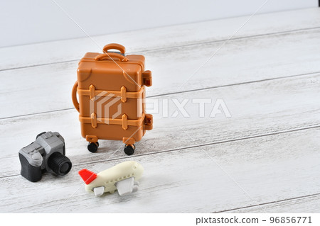 相機、飛機和手提箱 96856771
