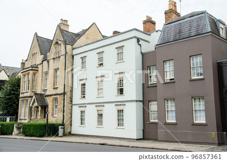 The streets of Oxford Colorful buildings lined up along the road 96857361