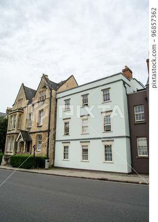 牛津街頭五顏六色的建築物沿路一字排開 96857362