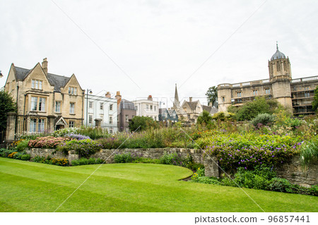 牛津石建築的街道和基督城入口處維護良好的草坪 96857441