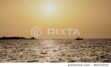 平靜的日本海和夕陽照亮的漁船 平靜的日本海和夕陽照亮的漁船 96858409