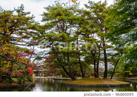 國家史蹟 紅葉、名勝 有備館循環池塘庭園 鶴島松 國家史蹟 紅葉、名勝 有備館循環池塘庭園 鶴島松 96860095