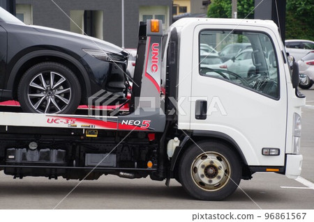 商業形象載滿汽車的載貨汽車 96861567