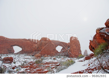 早春的科羅拉多高原，暴風雪中的拱門國家公園，雙窗 96862691